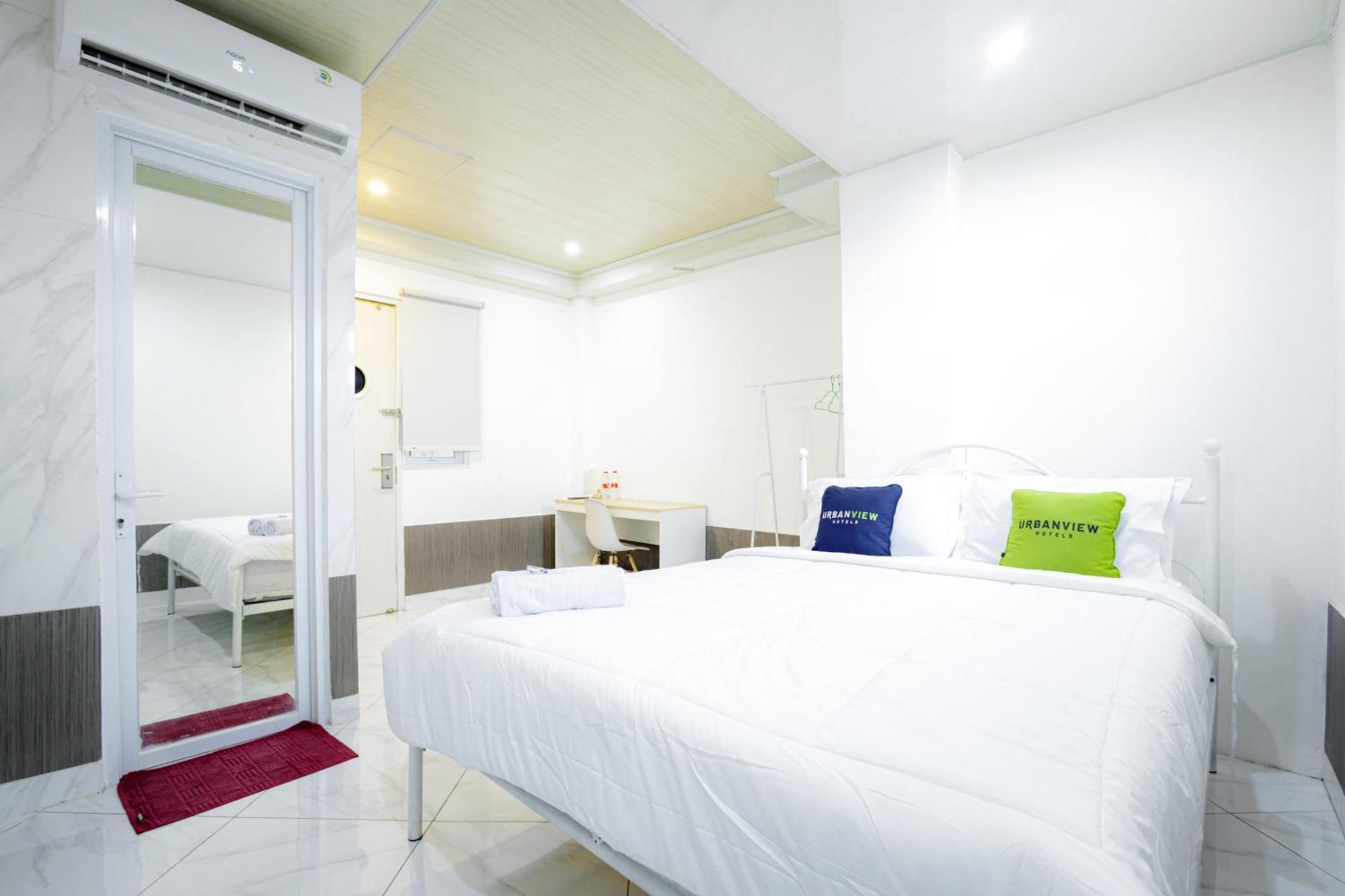 Urbanview Hotel Kota Tua Джакарта Екстериор снимка