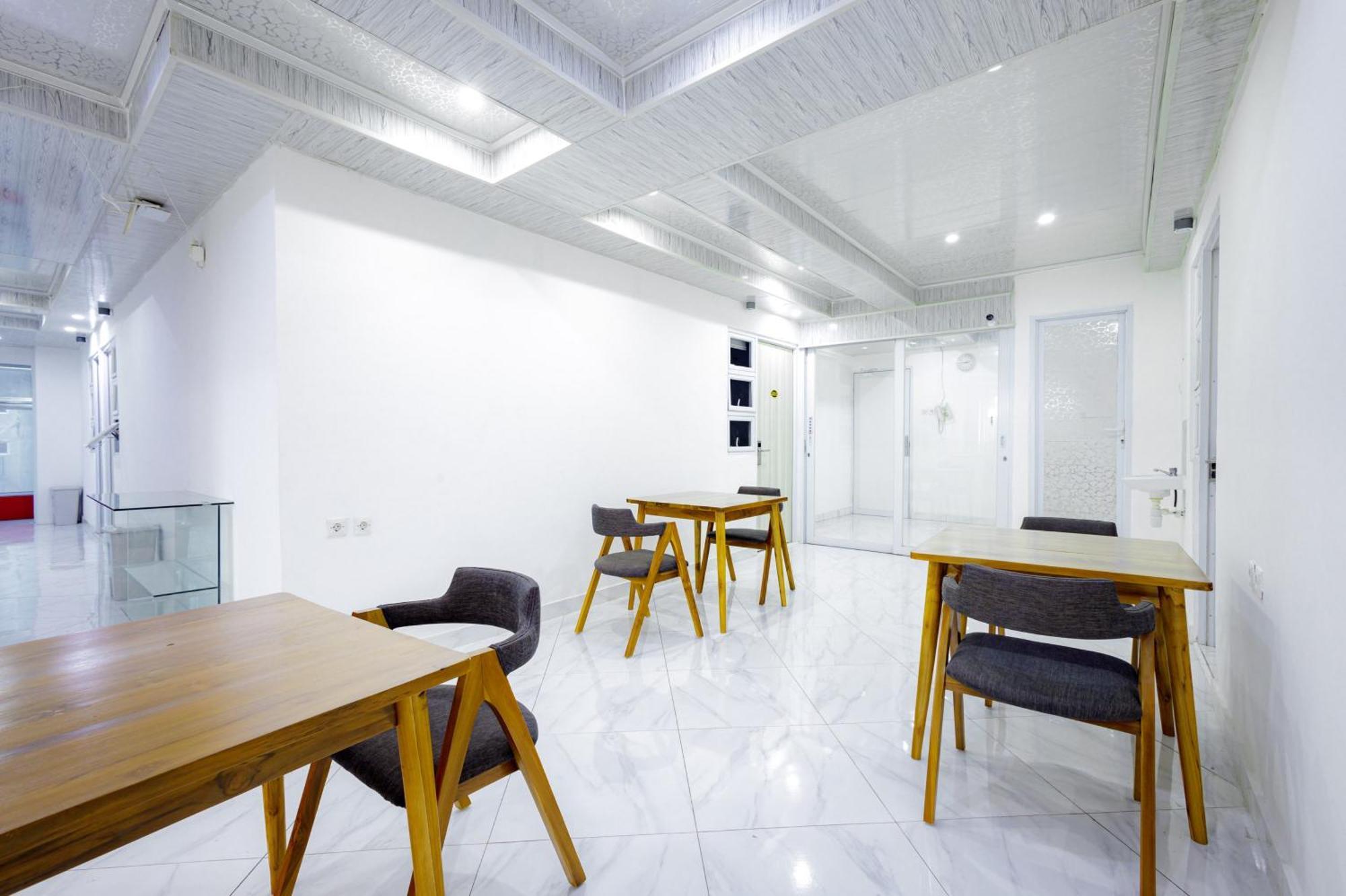 Urbanview Hotel Kota Tua Джакарта Екстериор снимка