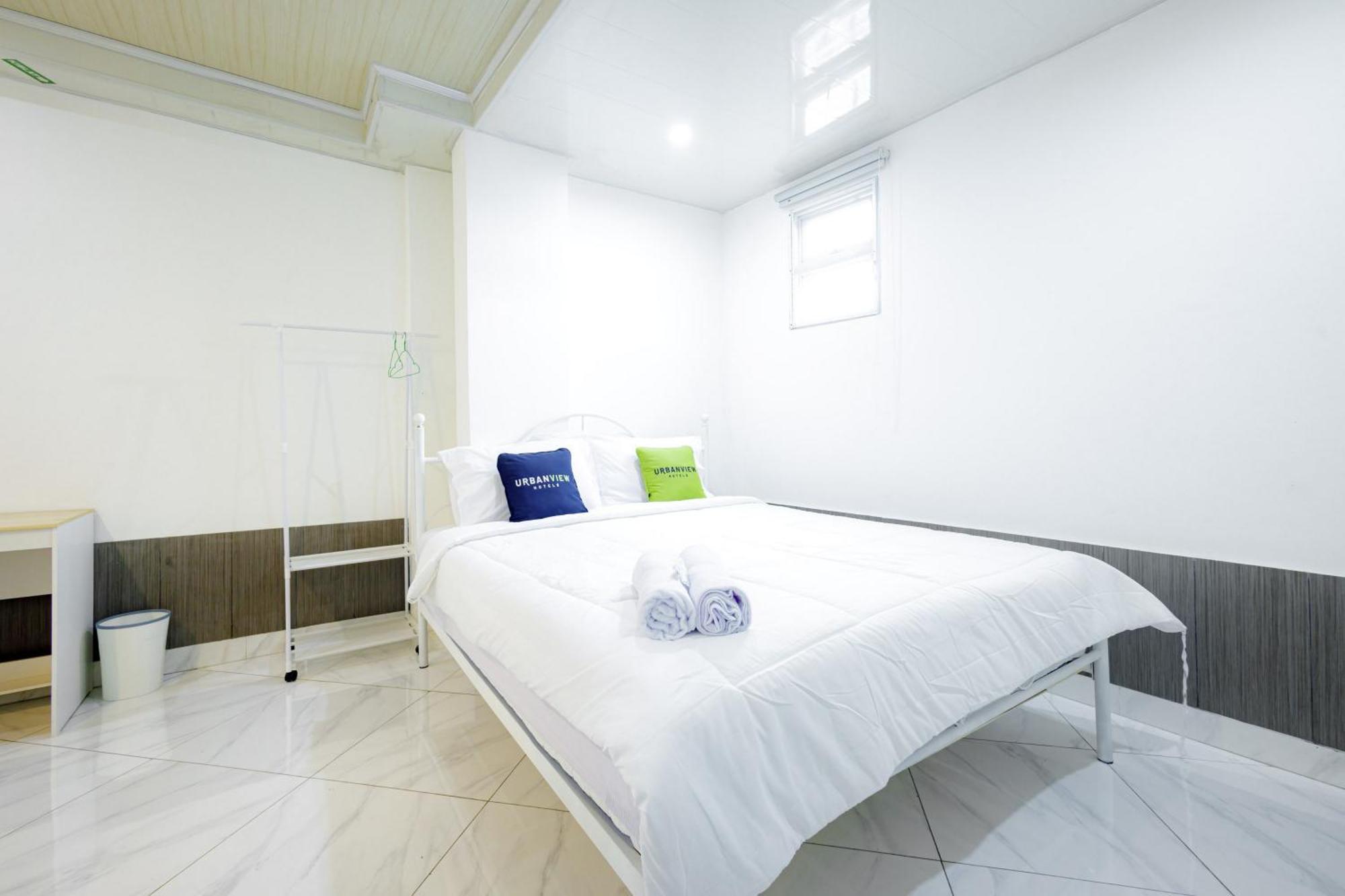 Urbanview Hotel Kota Tua Джакарта Екстериор снимка